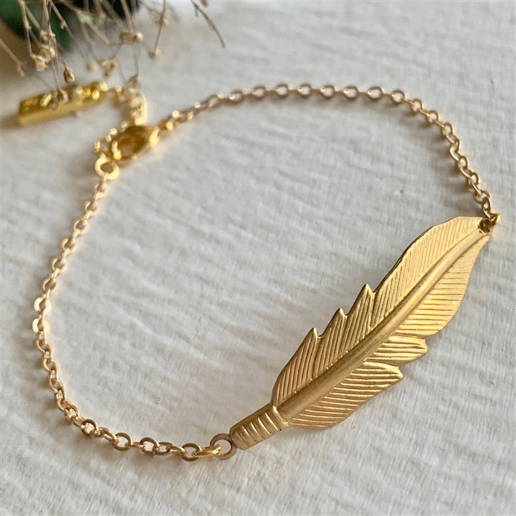 Plumes Red Brass Feather Bangle