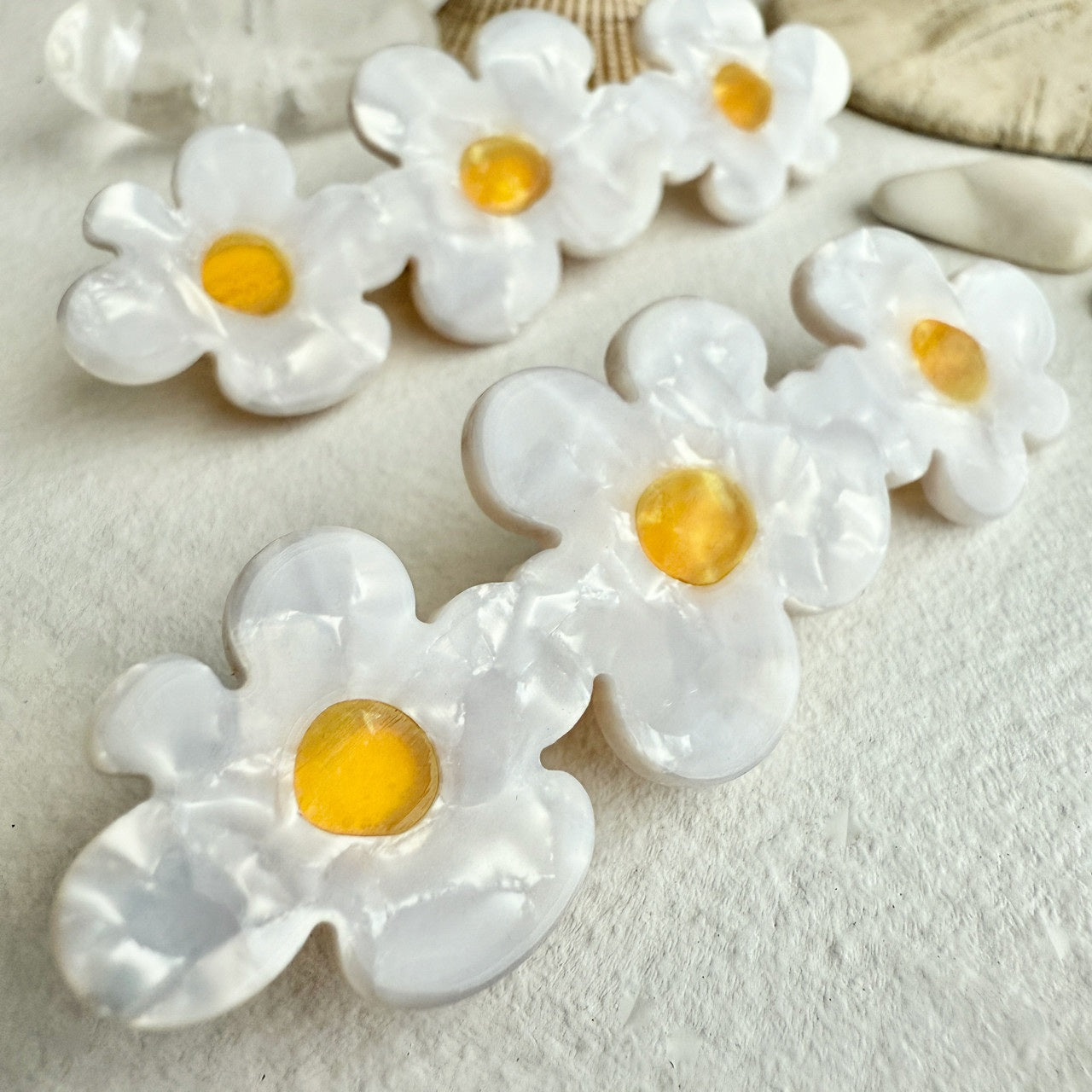 Bellis Triple Flower Duckbill Hair Clip In White