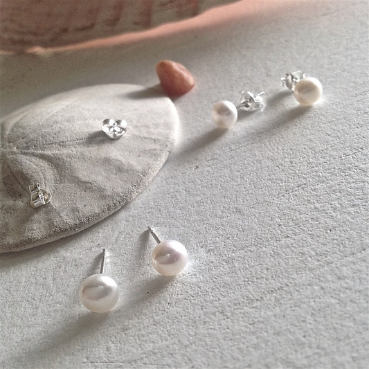 Delphinis Freshwater Pearl Studs