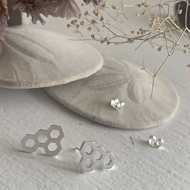 Pollen Honecomb Design Stud Earrings