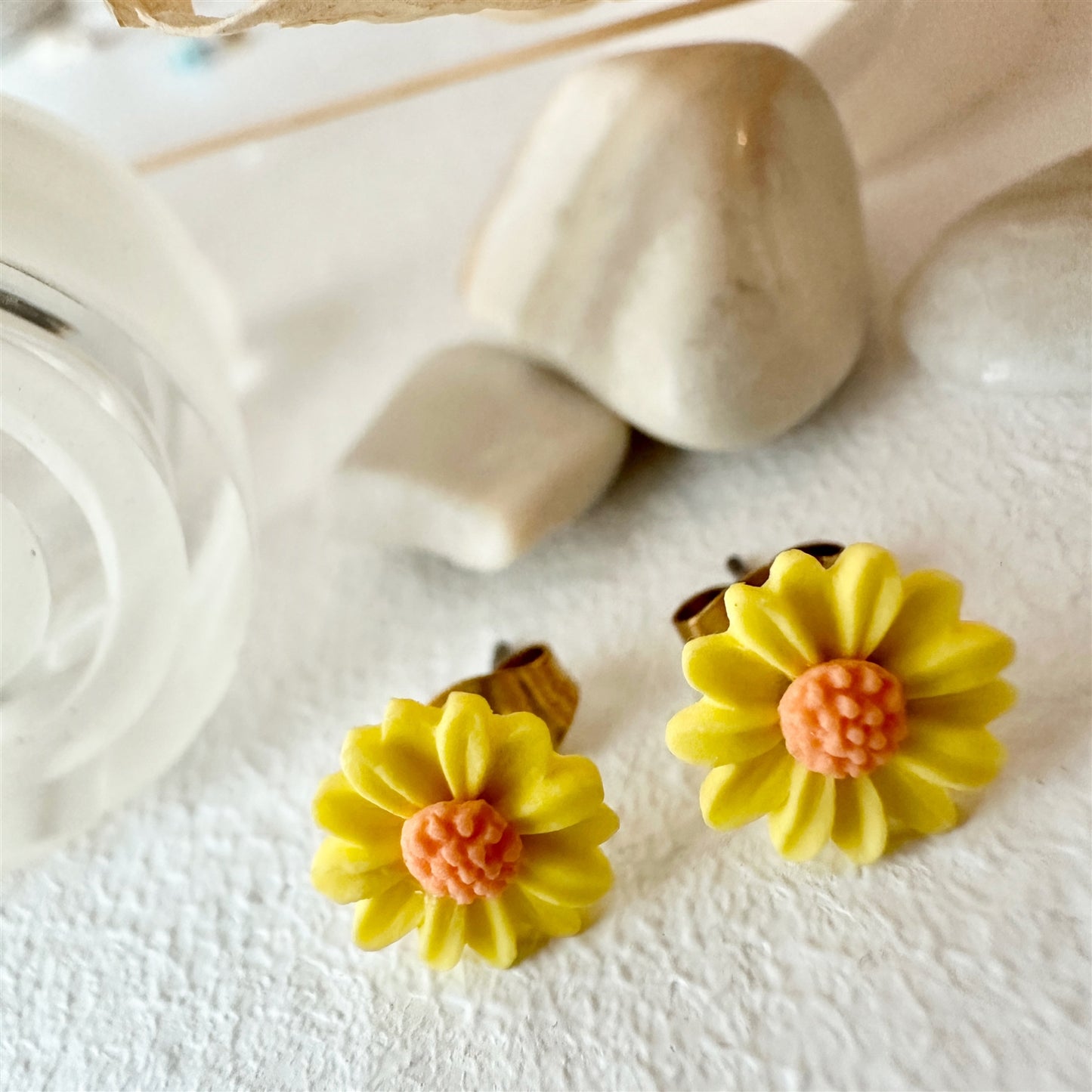Boucles d'oreilles à tige en forme de marguerite en porcelaine Bellis
