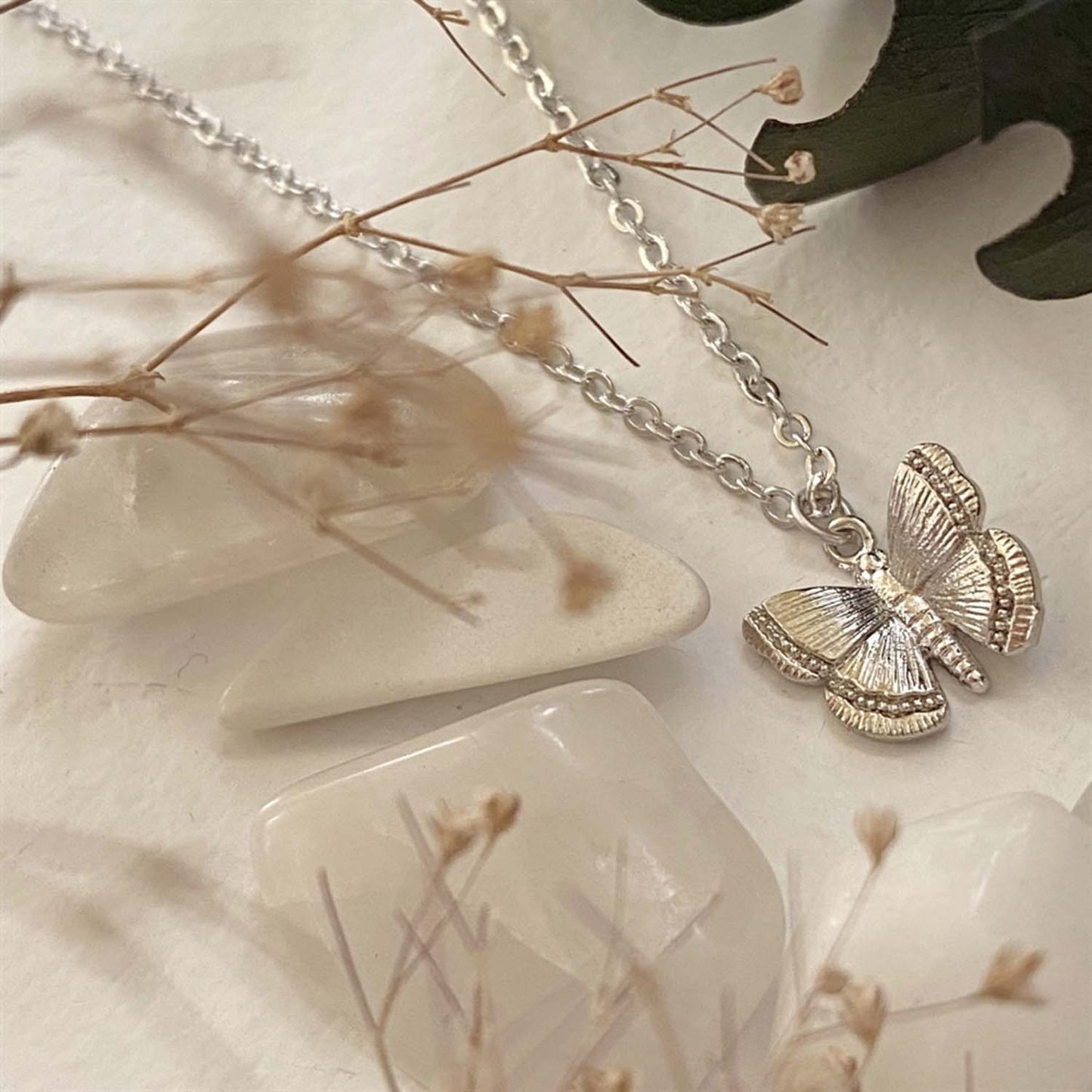 Collier à breloques papillon