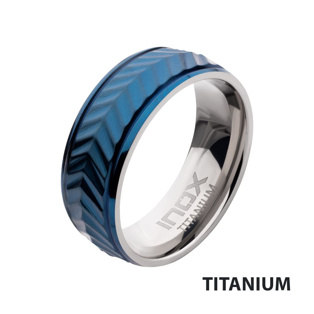 Anillo Chevron con acabado mate de titanio IP azul, talla 12
