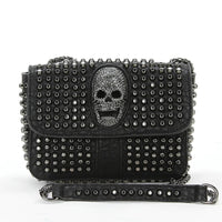 Bolso de hombro pequeño con cabeza de calavera y tachuelas