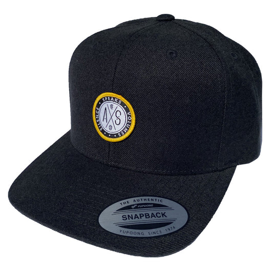 Gorra snapback negra con parche cruzado