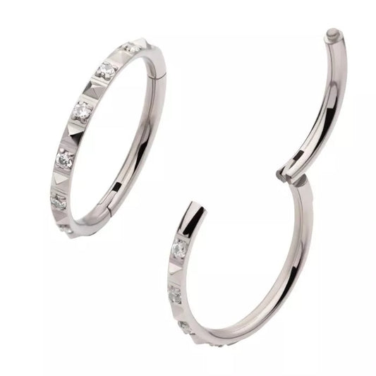 Créoles à charnière pyramide et griffes en zircone cubique